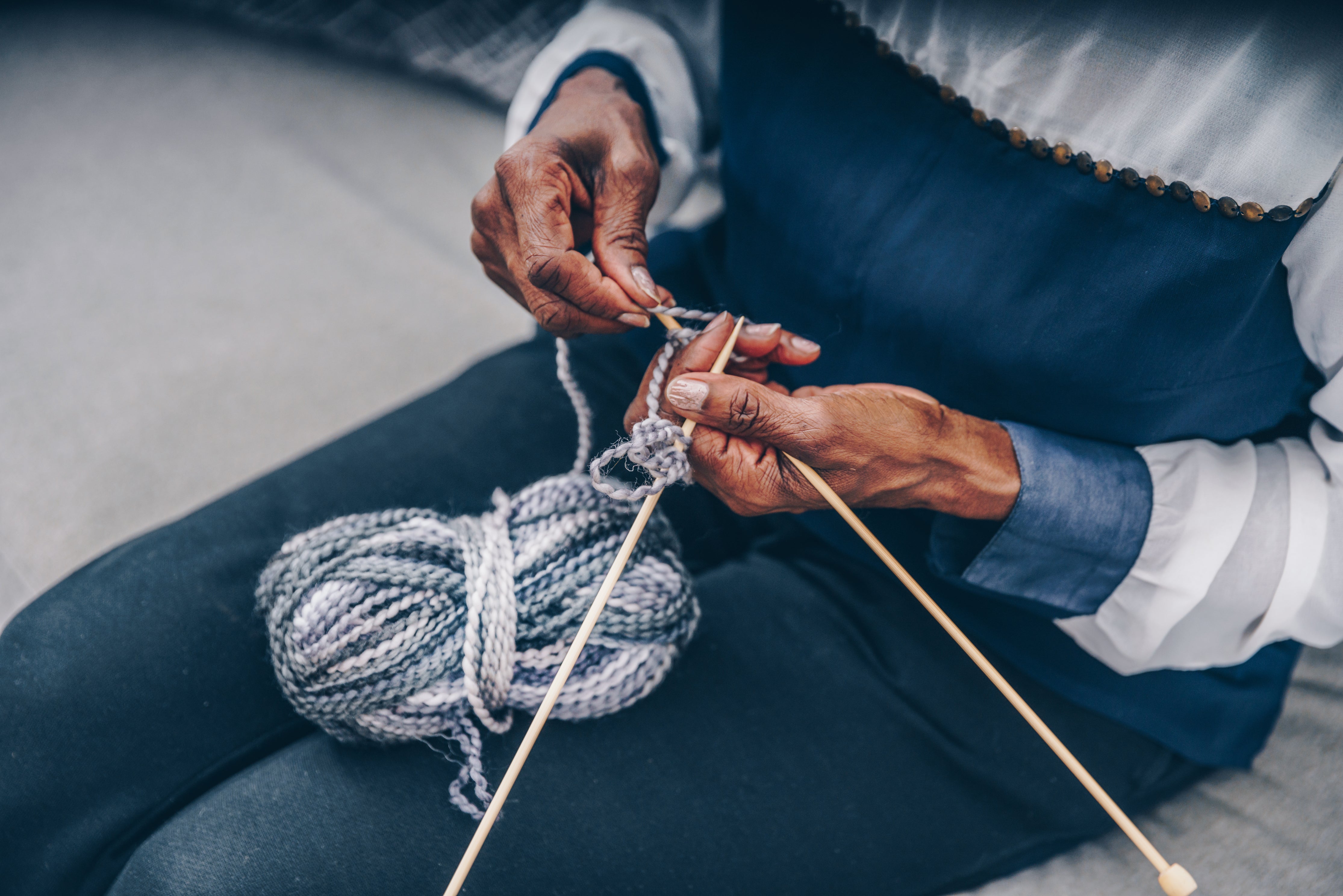 senior-knitting